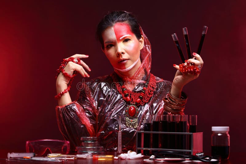 Önskar asiatisk doktor Woman för kemi med röda Tone Fashion Make upp