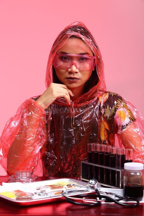 Önskar asiatisk doktor Woman för kemi med röda Tone Fashion Make upp