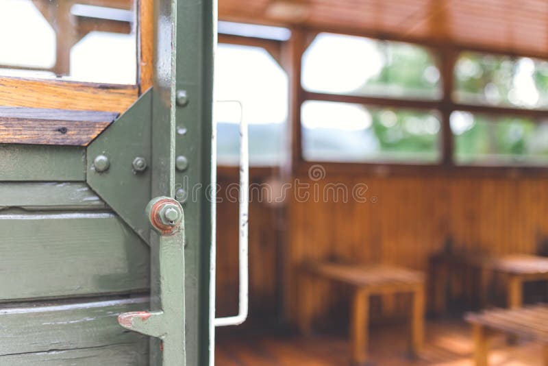 Öppen dörr till det gamla persontåget Transport- och resekoncept Utrymme för kopiering royaltyfri fotografi Öppen dörr till det gamla persontåget Transport- och resekoncept Utrymme för kopiering royaltyfri fotografi