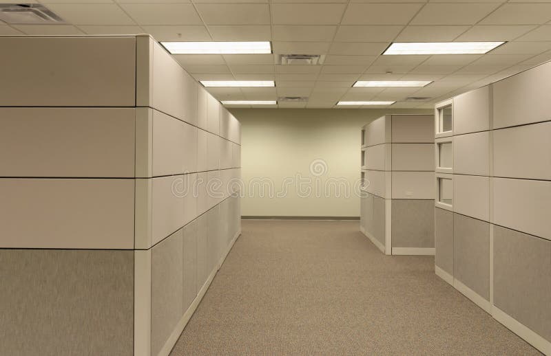 öppen workspace för beige kubikgeneriskt kontor