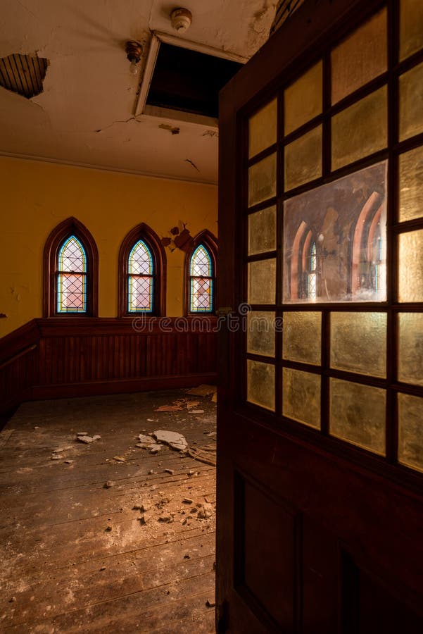 Öppna dörr med glas och fastspänt glasfönster - övergiven kyrka - Lowell, Massachusetts arkivfoton