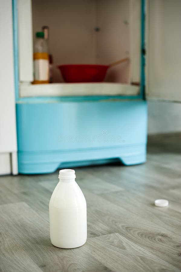 Öppna en flaska av yoghurt på bakgrunden av kylen royaltyfri fotografi Öppna en flaska av yoghurt på bakgrunden av kylen royaltyfri fotografi