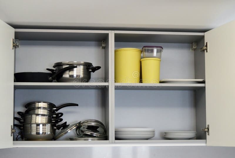 Öppna kökskåp med köksredskap inuti Konventionella praktiska möbler för hemmet arkivbilder Öppna kökskåp med köksredskap inuti Konventionella praktiska möbler för hemmet arkivbilder