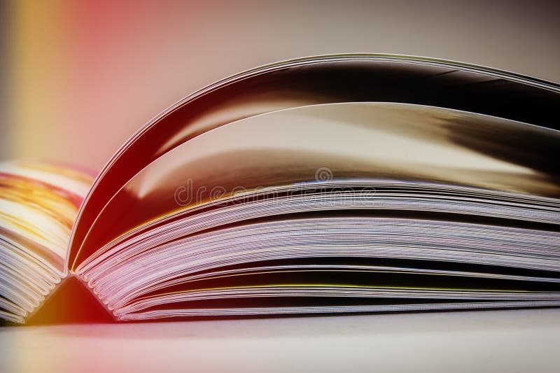 öppna sidor för bok affär isolerad metaforwhite royaltyfri fotografi