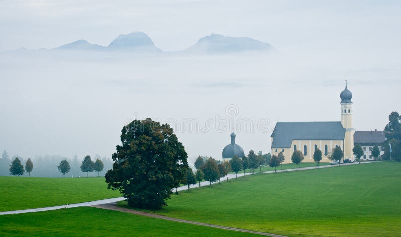 Österreichische Landschaft mit Kirche im schlechten Wetter lizenzfreie stockfotos Österreichische Landschaft mit Kirche im schlechten Wetter lizenzfreie stockfotos