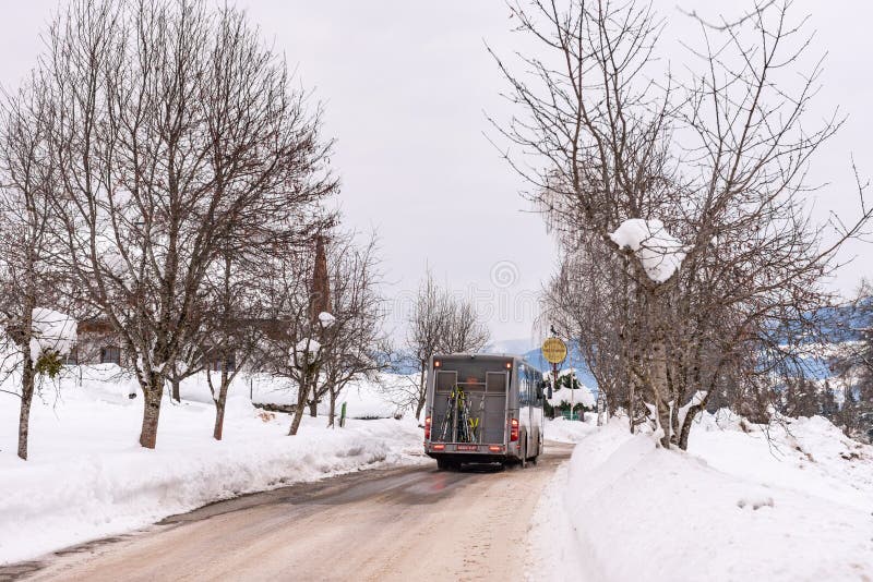 Österreichischer Skibus auf Schnee bedeckter Straße Schladming-Dachstein, Dachstein-Gebirgsmassiv, Liezen-Bezirk, Steiermark, Öst stockbilder Österreichischer Skibus auf Schnee bedeckter Straße Schladming-Dachstein, Dachstein-Gebirgsmassiv, Liezen-Bezirk, Steiermark, Öst stockbilder