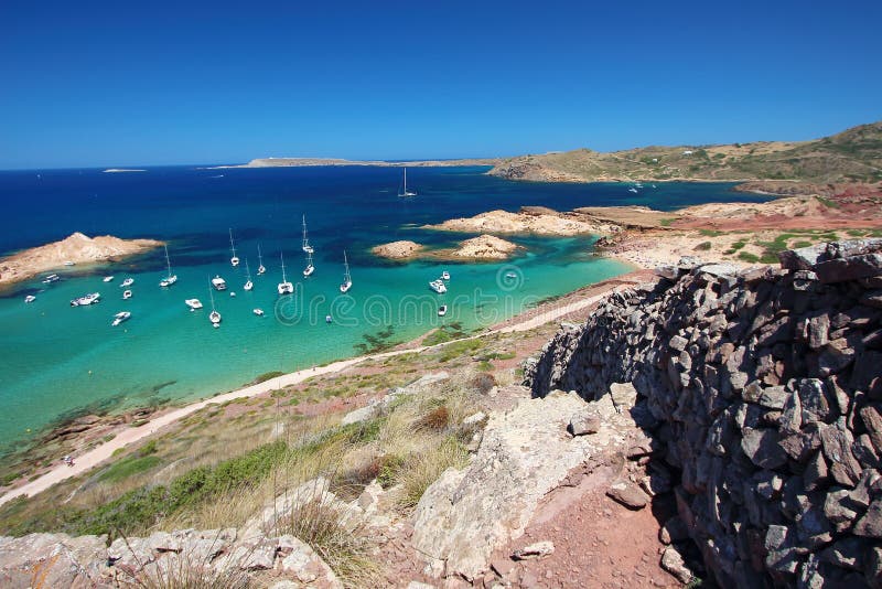Östlig sikt av Pregonda strand, en av de mest härliga fläckarna i Menorca, Balearic Island, Spanien arkivbilder