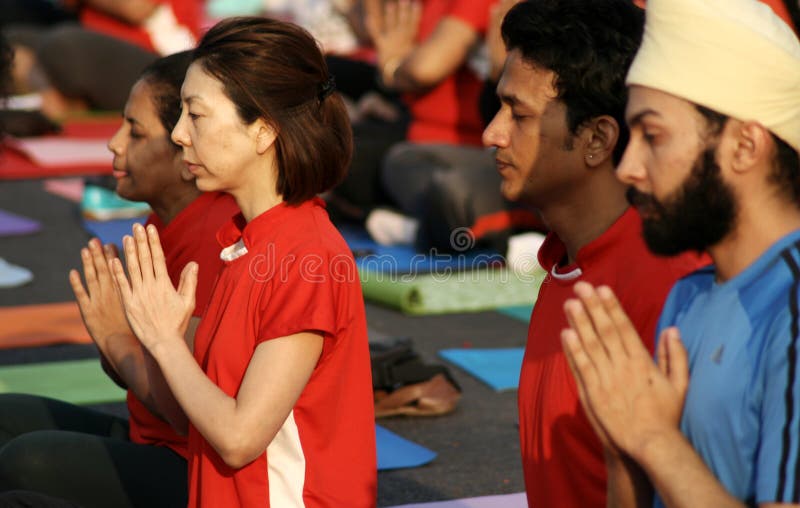 övande yoga för folk royaltyfria bilder