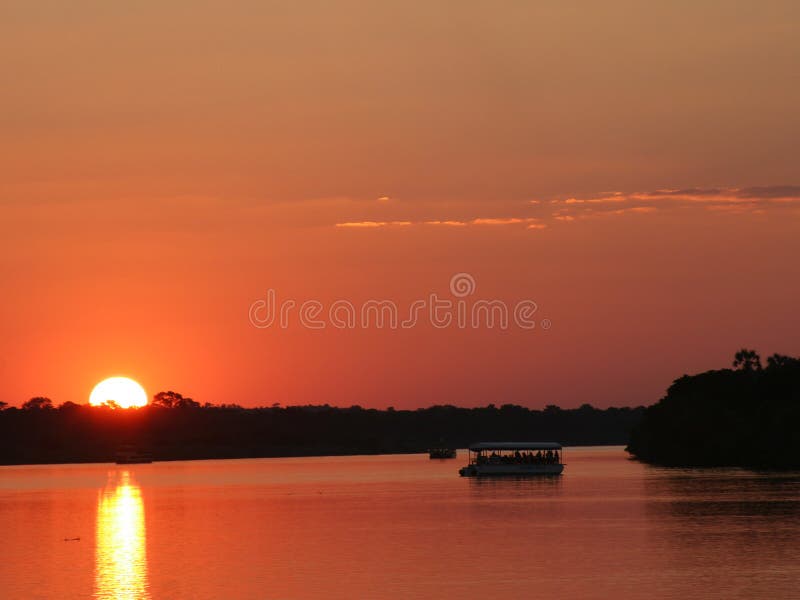 över flodsolnedgången zambezi zimbabwe royaltyfri foto