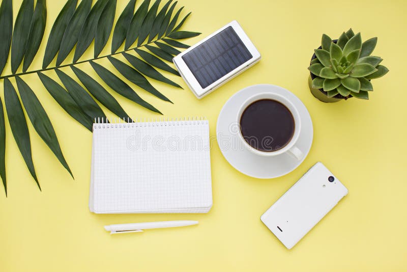 Över huvudet affärsram med ett sol- batteri, en telefon och en kopp kaffe Top beskådar royaltyfri bild Över huvudet affärsram med ett sol- batteri, en telefon och en kopp kaffe Top beskådar royaltyfri bild