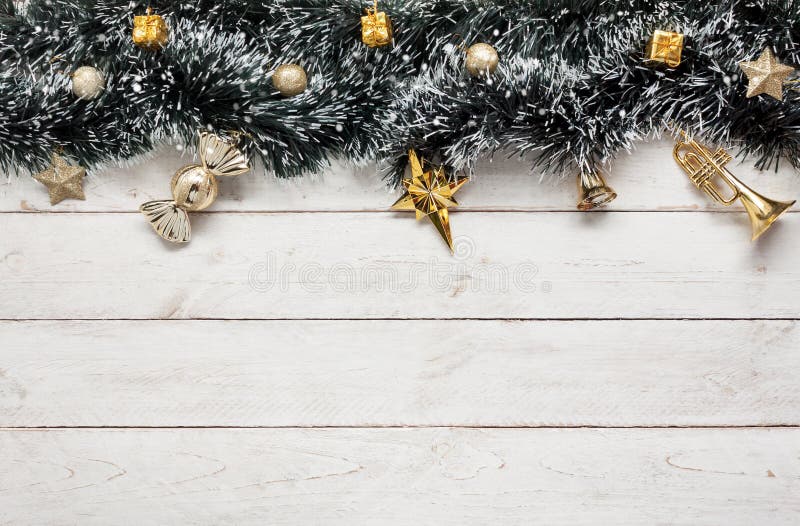 Över huvudet sikt av glad jul för tillbehör & bakgrundsbegreppet för lyckligt nytt år royaltyfria bilder Över huvudet sikt av glad jul för tillbehör & bakgrundsbegreppet för lyckligt nytt år royaltyfria bilder