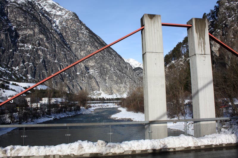 Överbrygga i fjällängberg i Österrike i vinter royaltyfria bilder Överbrygga i fjällängberg i Österrike i vinter royaltyfria bilder