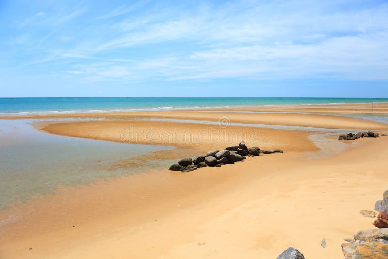 överför härligt guld- för strand thailand royaltyfri bild