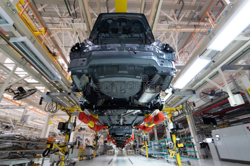 Överföring av sikten för botten för bilkropp Robotic utrustning gör enheten av bilen Modern bilenhet på fabriken