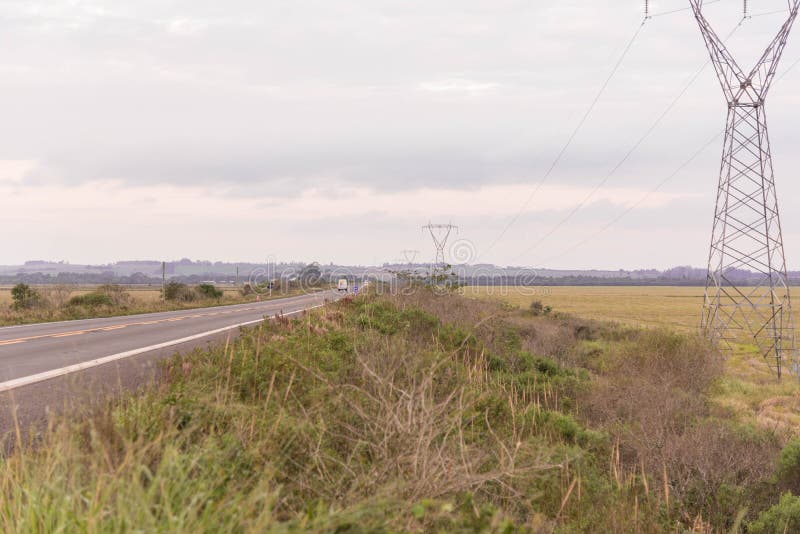 Överföringstornen och motorwayen arkivfoton Överföringstornen och motorwayen arkivfoton