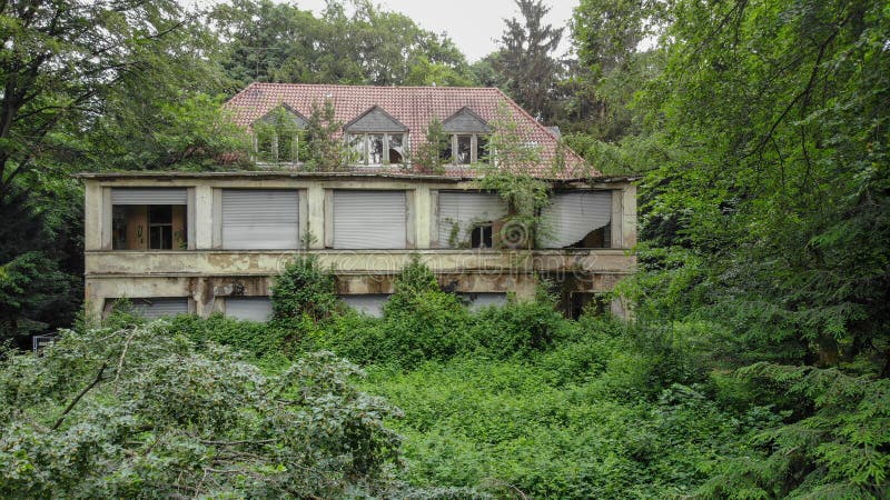 Övergett hus i Tyskland, borttappade ställen, i behov av renovering royaltyfri fotografi Övergett hus i Tyskland, borttappade ställen, i behov av renovering royaltyfri fotografi