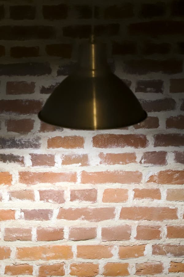 Övergett rum av röd tegelsten med ljuset av lampan arkivfoto Övergett rum av röd tegelsten med ljuset av lampan arkivfoto