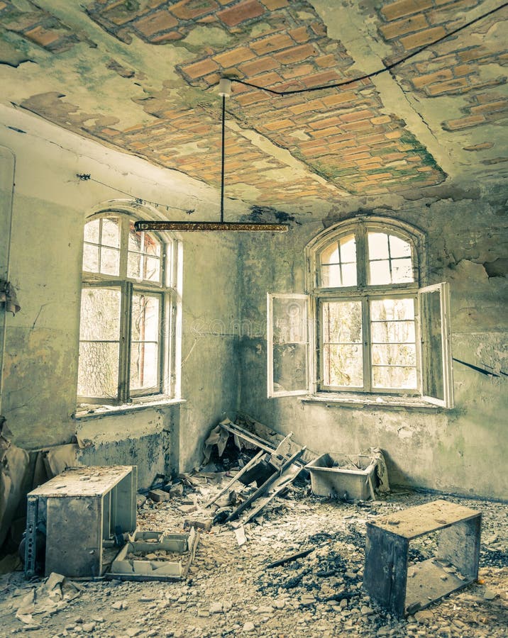 Övergett sjukhus i Beelitz Heilstaetten nära Berlin royaltyfri fotografi Övergett sjukhus i Beelitz Heilstaetten nära Berlin royaltyfri fotografi