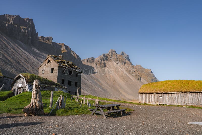 övergiven byggnad och övergiven torvgård med berggrund i Irland arkivbild