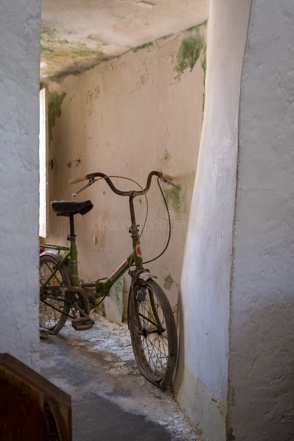 Övergiven cykel inom ett eftersatt koniskt taklagt Trulli hus i Alberobello, Puglia Italien arkivfoto
