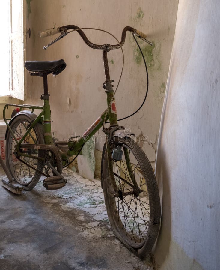 Övergiven cykel inom ett eftersatt koniskt taklagt Trulli hus i Alberobello, Puglia Italien arkivfoton