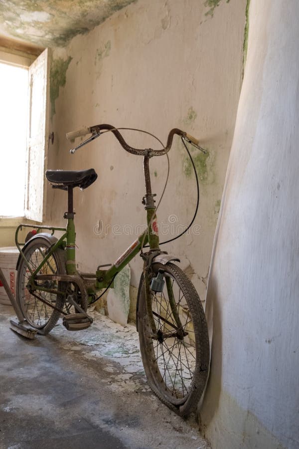 Övergiven cykel inom ett eftersatt koniskt taklagt Trulli hus i Alberobello, Puglia Italien royaltyfri bild