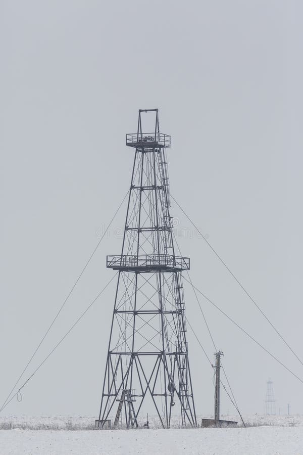 Övergiven fossila bränslenrigg royaltyfri bild