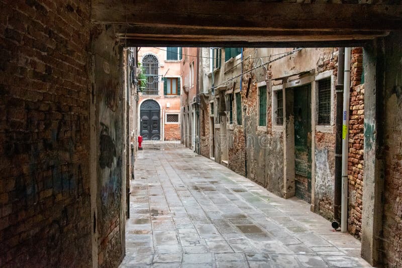 övergiven gränd i cannaregio-distriktet på venice arkivbild