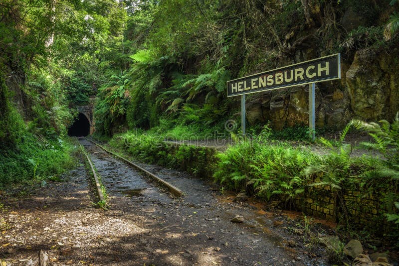 Övergiven Helensburgh järnvägsstation och tunnel nära Sydney royaltyfria bilder