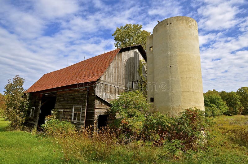 Övergiven ladugård och silo royaltyfri fotografi