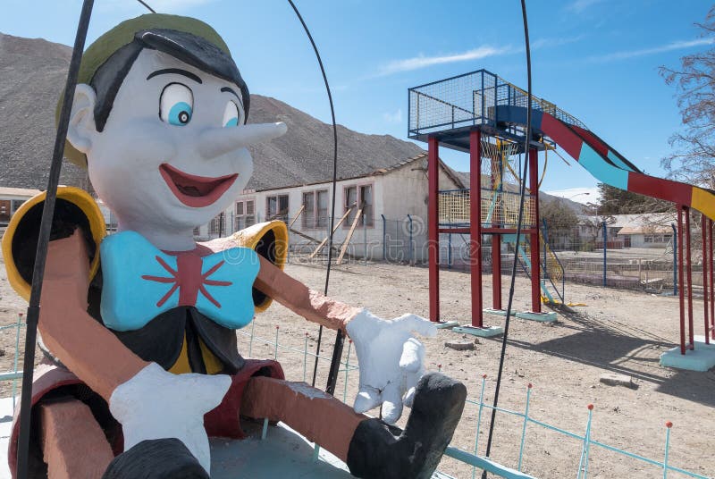 Övergiven skolalekplats, Chuquicamata spökstad royaltyfri fotografi Övergiven skolalekplats, Chuquicamata spökstad royaltyfri fotografi
