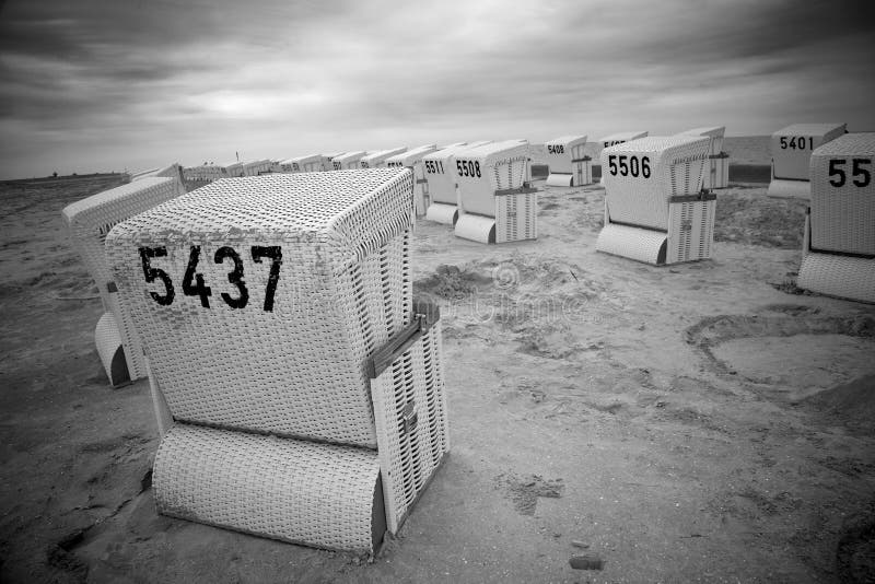 övergiven taklagd radgnäggande för strand stolar arkivbilder