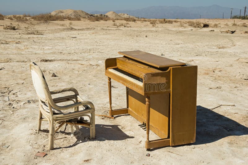 Övergiven Piano royaltyfri foto