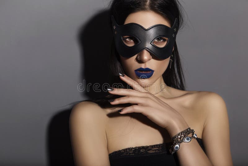 Överkant för svart för sexig caucasian brunettkvinna bärande, läderkattmas fotografering för bildbyråer Överkant för svart för sexig caucasian brunettkvinna bärande, läderkattmas fotografering för bildbyråer