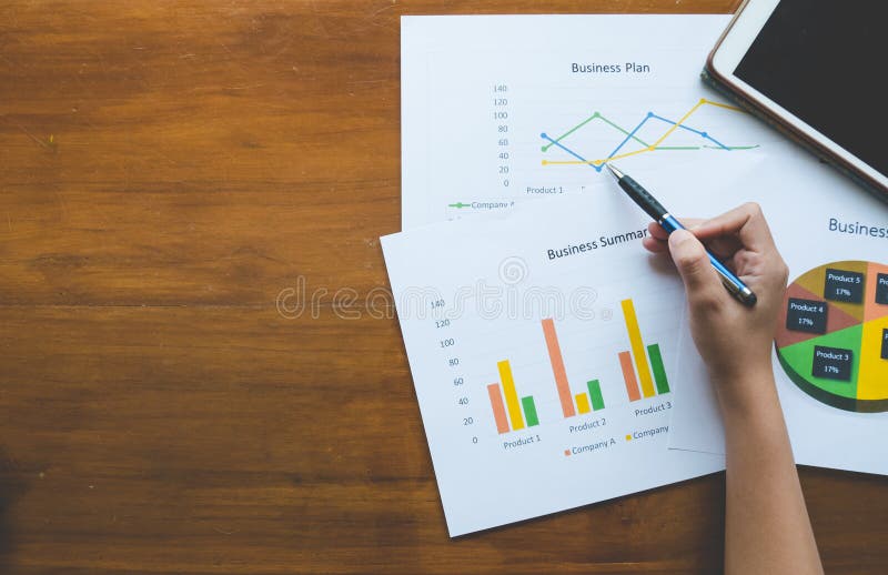 Överkant - sikt av den hållande pennan för hand med den affärsöversikts- eller för affärsplan rapporten med diagram och grafer i royaltyfri fotografi Överkant - sikt av den hållande pennan för hand med den affärsöversikts- eller för affärsplan rapporten med diagram och grafer i royaltyfri fotografi
