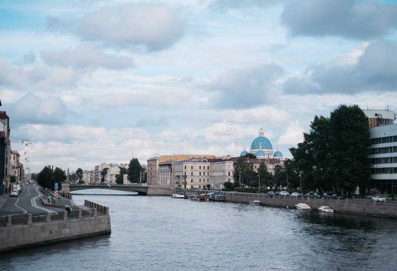 Översikt över den tredimensionella katedralen över flodens avrinningsområde i fontanka. royaltyfri fotografi Översikt över den tredimensionella katedralen över flodens avrinningsområde i fontanka. royaltyfri fotografi
