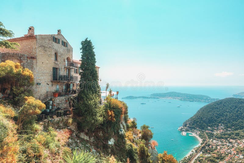Översikt över Medelhavet från den medeltida pikturesque-byn Eze med halvön Saint-Jean-Cap-Ferrat på fotografering för bildbyråer Översikt över Medelhavet från den medeltida pikturesque-byn Eze med halvön Saint-Jean-Cap-Ferrat på fotografering för bildbyråer