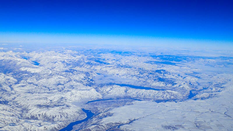 Översikt över nordvästra Stilla havsomrÃ¥det (Nord- och Sydvästra delen av Stilla havet) frÃ¥n luften och Columbiafloden royaltyfri foto Översikt över nordvästra Stilla havsomrÃ¥det (Nord- och Sydvästra delen av Stilla havet) frÃ¥n luften och Columbiafloden royaltyfri foto