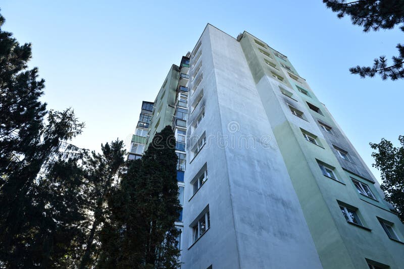 Översikt över platta block från kommunistisk tid utslitna betongbyggnader i Östeuropa arkivbilder
