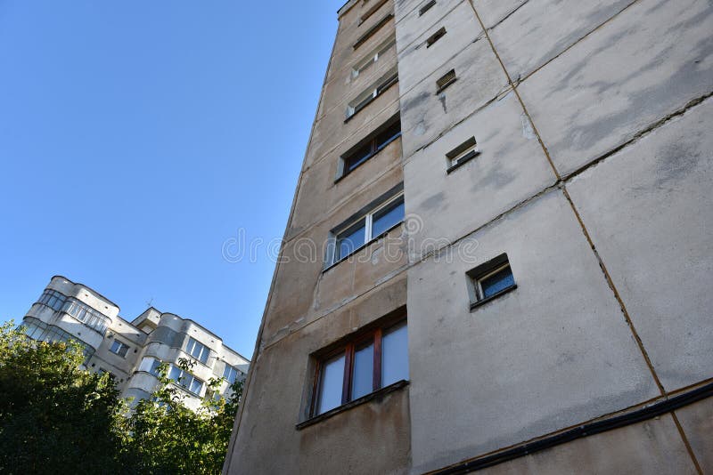 Översikt över platta block från kommunistisk tid utslitna betongbyggnader i Östeuropa arkivbild