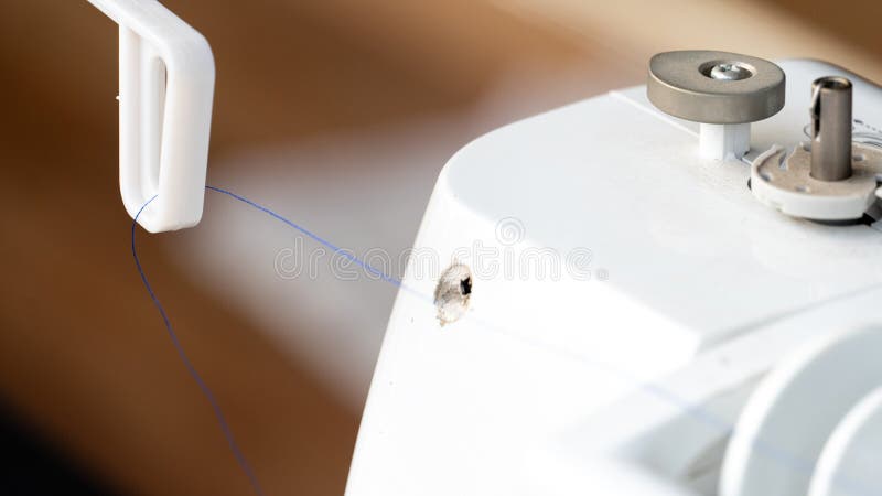 Överst på en vit synings- eller broderimaskin. arkivfoto
