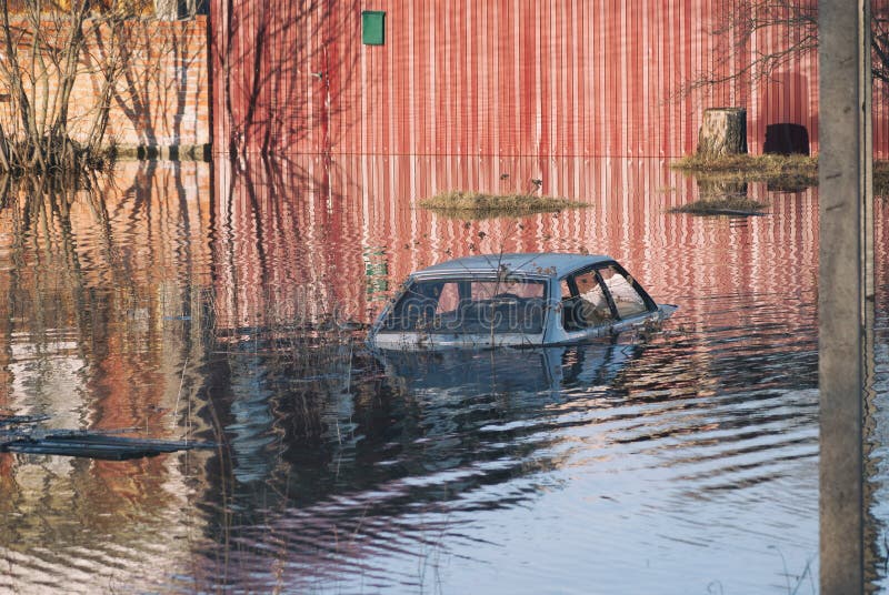 Översvämmat under vårkatastrofen till takbilen för portarna av ett privat hus Högt vatten i flod för flodflödesfreshet royaltyfria bilder Översvämmat under vårkatastrofen till takbilen för portarna av ett privat hus Högt vatten i flod för flodflödesfreshet royaltyfria bilder