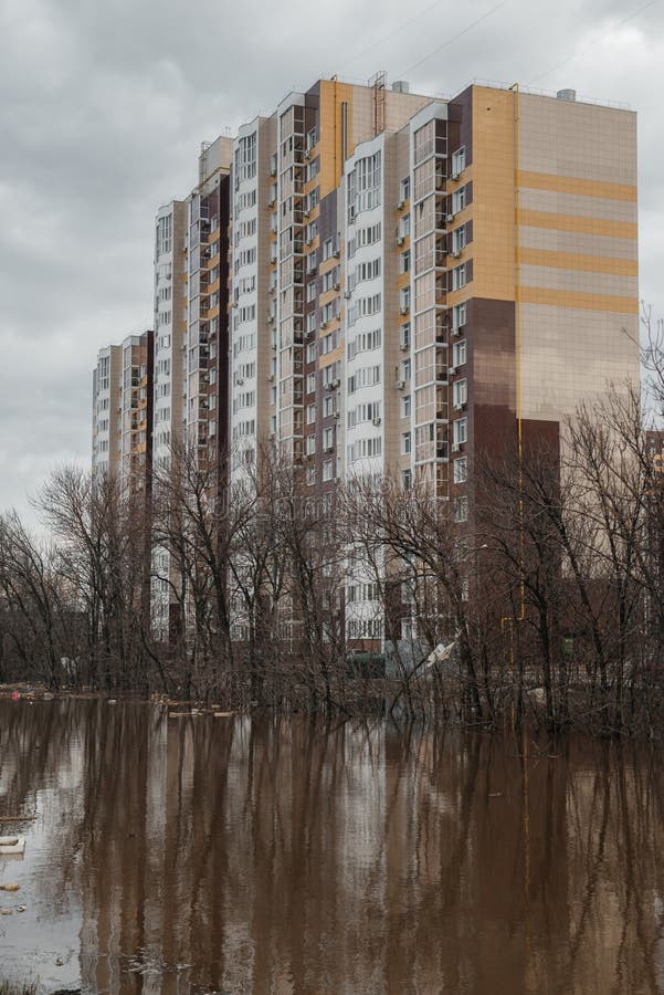 översvämningar i orenburg och orka översvämmade bostadshus royaltyfri bild