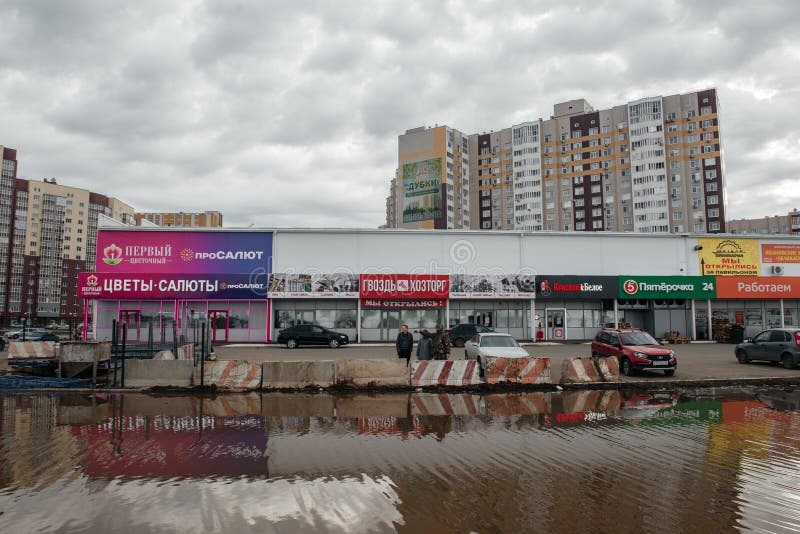 översvämningar i orenburg och orka översvämmade bostadshus arkivfoto