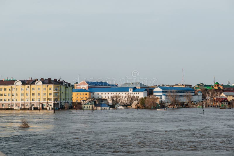 översvämningar i orenburg och orka översvämmade bostadshus arkivfoto