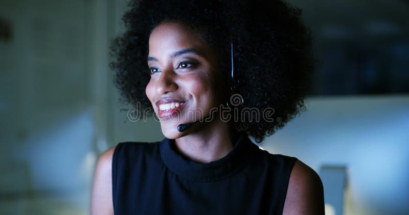 Övertidsdator eller en lycklig kvinna på call center med återkoppling eller leende på kontoret. Virtuell assistentkonsult royaltyfri foto