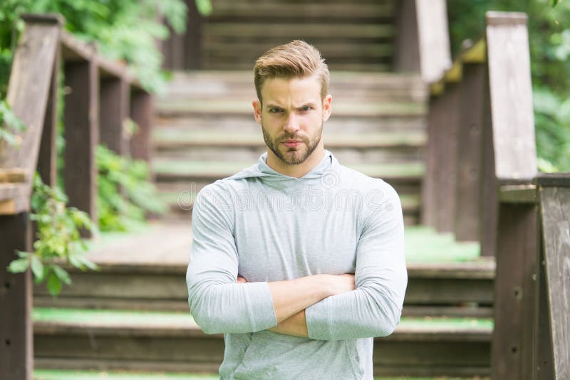 Övervinn några hinder Idrottsmanlivsstil Stilig idrottsman nentrappabakgrund Manlig sk?nhet Sportwellbeing och själv royaltyfria bilder Övervinn några hinder Idrottsmanlivsstil Stilig idrottsman nentrappabakgrund Manlig sk?nhet Sportwellbeing och själv royaltyfria bilder