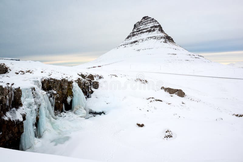 Övervintra landskapet med detkorkade Kirkjufell berget, den Snaefellsnes halvön, Island arkivbilder Övervintra landskapet med detkorkade Kirkjufell berget, den Snaefellsnes halvön, Island arkivbilder