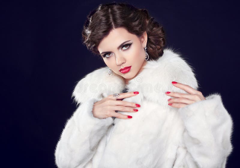 Övervintra modekvinnan i pälslaget, elegant brunettdamstående royaltyfri fotografi Övervintra modekvinnan i pälslaget, elegant brunettdamstående royaltyfri fotografi
