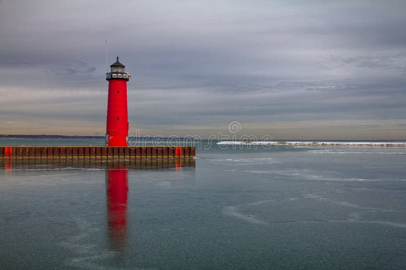 Övervintra Shoreline i Kenosha med den röda Pierhead fyren arkivfoto Övervintra Shoreline i Kenosha med den röda Pierhead fyren arkivfoto